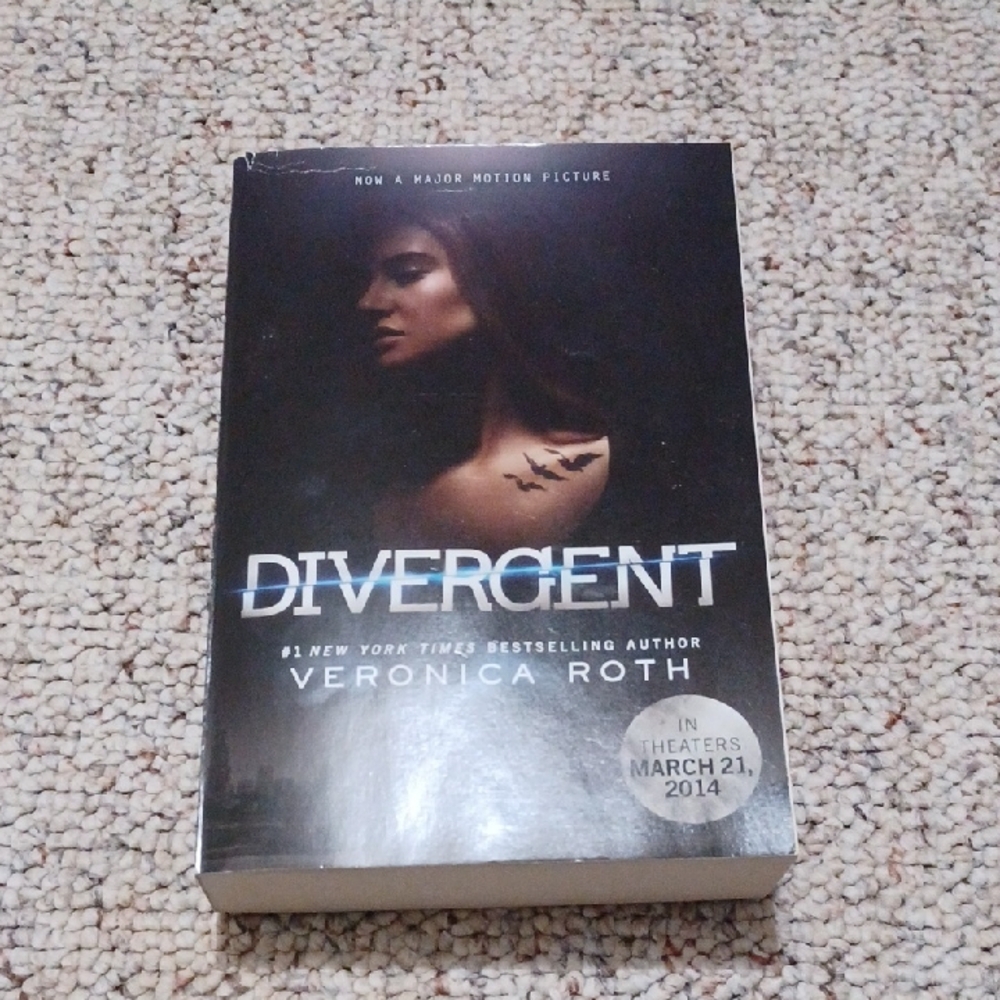 Divergent by Veronica Roth Paperback